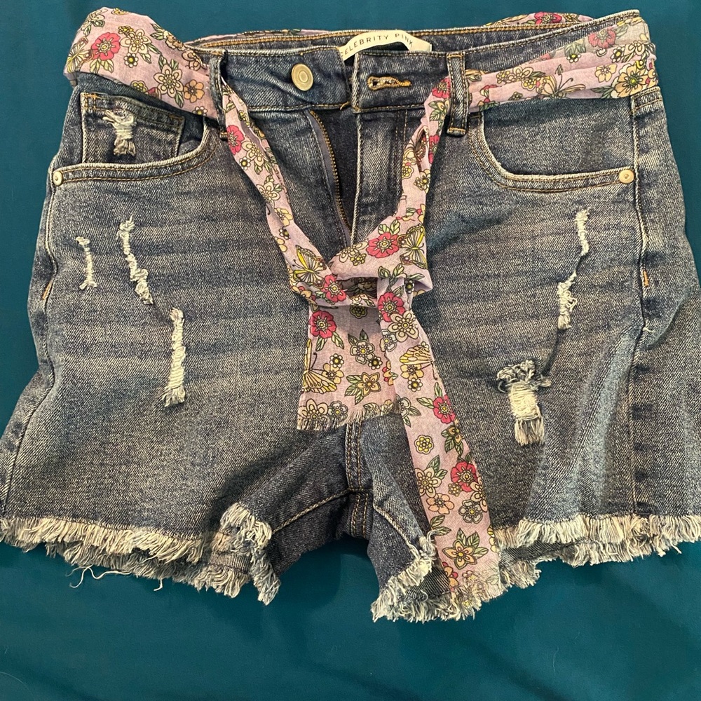 Hi-rise belted short